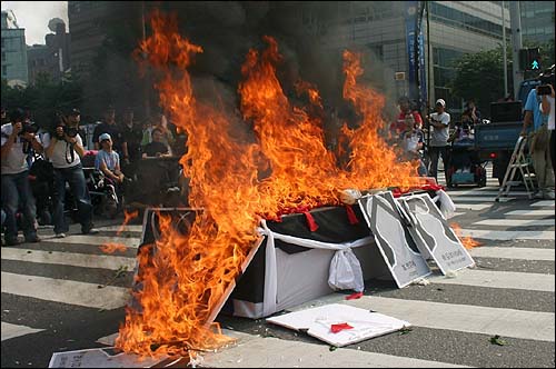 이들 단체는 광화문 사거리에서 한 시간이 넘도록 도로를 점거한 채 관을 태우는 퍼포먼스를 벌이기도 했다. 